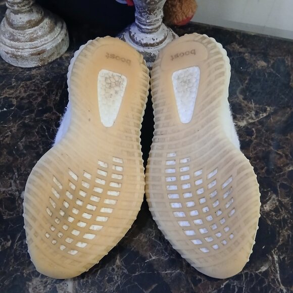 Yeezy Boost 350 V2 Bone Comfort/Athletic Shoes Size 6.5 Men/8 Women Runs Small G - Picture 6 of 9